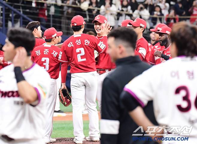 30일 고척스카이돔에서 열린 KBO리그 키움과 SSG의 경기. SSG가 키움에 승리했다. 경기 종료 후 승리의 기쁨을 나누고 있는 SSG 선수들. 고척=송정헌 기자songs@sportschosun.com/2025.03.30/