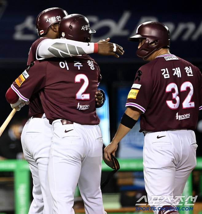 2일 잠실야구장에서 열린 키움과 두산의 경기, 3회초 1사 1,2루 키움 이주형이 역전 3점홈런을 치고 선행주자 김재현, 푸이그와 기쁨을 나누고 있다. 잠실=허상욱 기자 wook@sportschosun.com/2025.04.02/