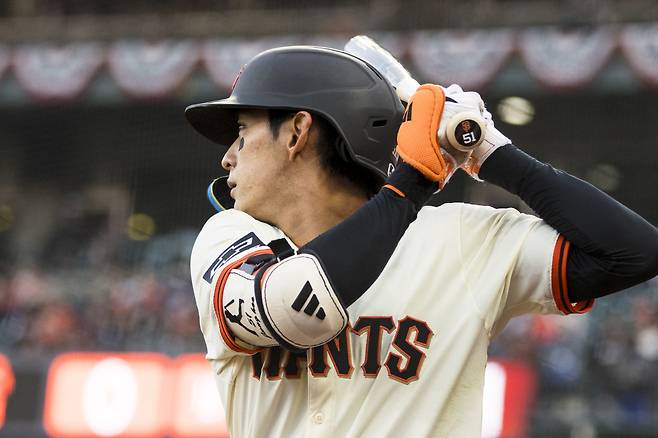 Apr 7, 2025; San Francisco, California, USA;  San Francisco Giants center fielder Jung Hoo Lee (51) on deck before batting against the Cincinnati Reds during the first inning at Oracle Park. Mandatory Credit: John Hefti-Imagn Images







<저작권자(c) 연합뉴스, 무단 전재-재배포, AI 학습 및 활용 금지>