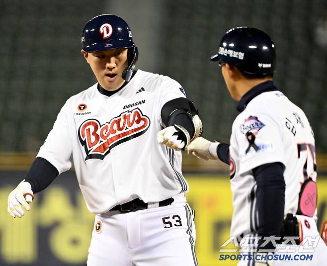 두산 양석환이 안타를 치고 임재현 1루 코치와 하이파이브를 하고 있다. 잠실=허상욱 기자 wook@sportschosun.com/2025.04.03/