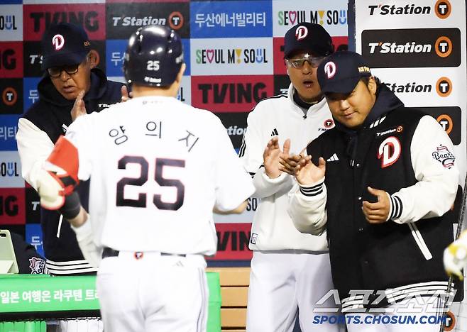 8일 잠실구장에서 열린 두산 베어스와 한화 이글스의 경기. 4회말 두산 양의지가 솔로포를 날린 뒤 들어서자 이승엽 감독이 반기고 있다. 잠실=박재만 기자 pjm@sportschosun.com/2025.04.08/
