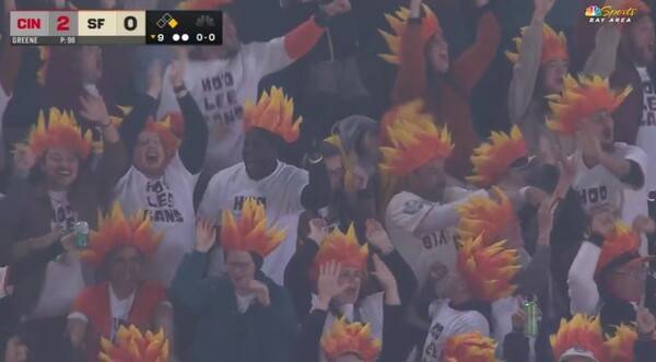 이정후의 9회말 2사에서의 안타에 기뻐하는 이정후 응원단. ⓒNBC 현지중계화면 캡쳐