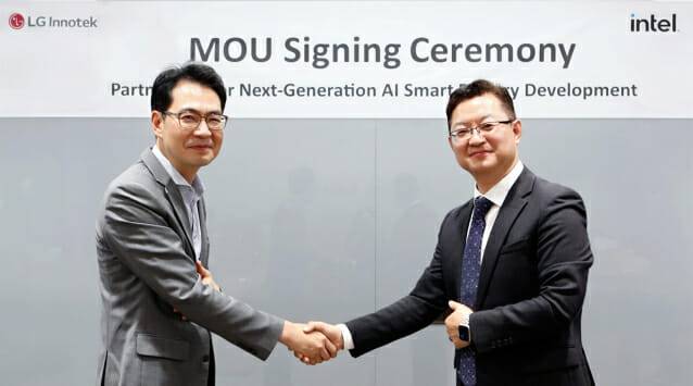 서울 강서구 LG이노텍 마곡 본사에서 열린 MOU 체결식에 참석한 김현준 인텔코리아 한국영업본부 총괄(왼쪽)과 이상석 LG이노텍 생산혁신센터장(오른쪽)(사진=LG이노텍)