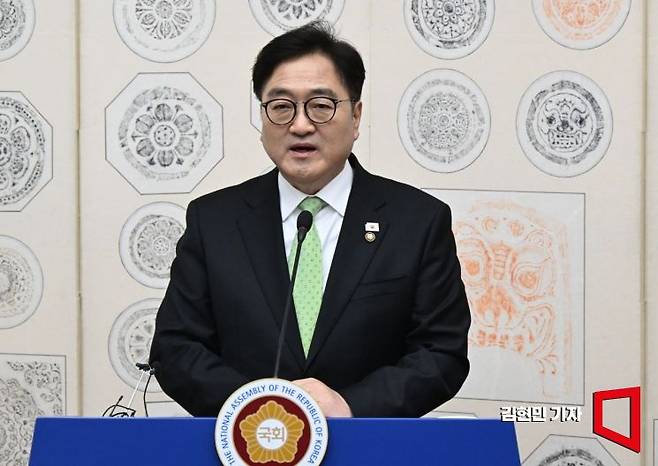 우원식 국회의장이 윤석열 전 대통령에 대한 헌재의 파면이 선고된 4일 국회에서 대국민담화를 하고 있다. 2025.4.4 김현민 기자