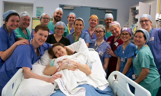 언니로부터 이식 받은 자궁으로 딸을 출산한 그레이스 데이비슨(맨 앞줄)과출산을 도운 의료진이 아기를 낳은 직후 기념사진을 촬영하고 있다. Womb Transplant UK