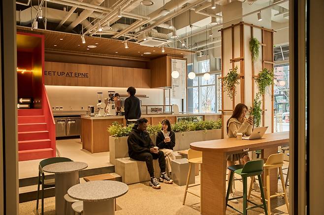 부동산 개발 회사 SK디앤디가 운영하는 코리빙 업체 '에피소드' 신촌점의 공용 카페 공간. 이런 코리빙 시설은 헬스장과 소형 영화관 등 다양한 커뮤니티 시설을 이용할 수 있어서 대학생, 프리랜서, 외국인 유학생 등을 중심으로 인기를 끌고 있다. /SK디앤디