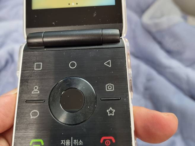 요양병원의 어머니를 세상과 연결하는 휴대전화. /손관승 제공