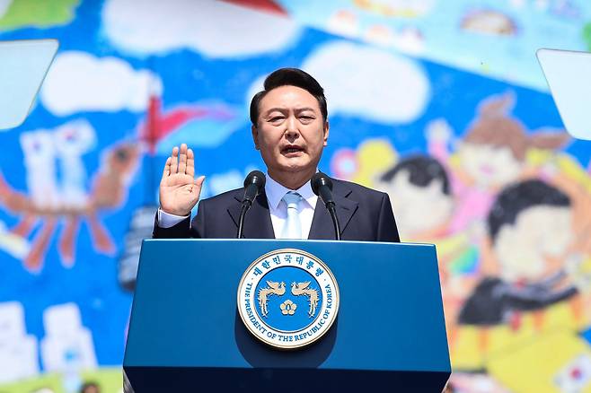 윤석열 전 대통령이 2022년 5월 10일 서울 여의도 국회에서 열린 제20대 대통령 취임식에서 취임 선서를 하고 있다. /뉴스1