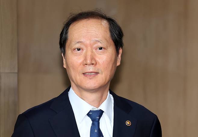 헌법재판관 후보자로 지목된 이완규 법체저장이 8일 정부서울청사에서 열린 국무회의 참석을 마친 후 기자들의 질문에 답하고 있다./뉴시스