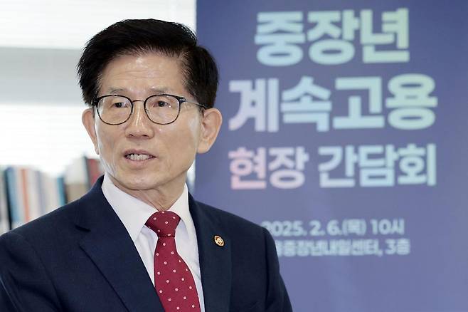 김문수 고용노동부 장관이 6일 서울 중구 서울중장년내일센터에서 열린 중장년 계속고용 현장 간담회에서 발언하고 있다. 2025.02.06. 뉴시스