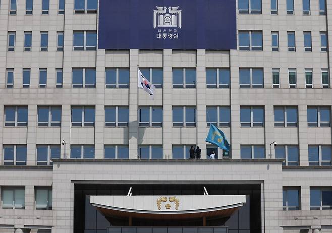 헌법재판소가 윤석열 대통령의 탄핵사건에 대해 인용을 선고한 4일 서울 용산 대통령실 청사에서 관계자들이 봉황기를 하기하고 있다. 2025.04.04. 뉴시스