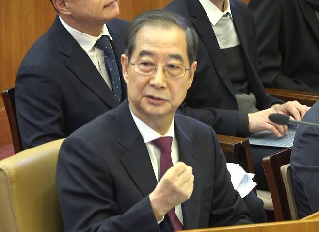 한덕수 국무총리가 20일 서울 종로구 헌법재판소 대심판정에서 열린 윤석열 대통령 탄핵심판 10차 변론에서 발언하고 있다. (헌법재판소 제공) 2025.2.20 뉴스1