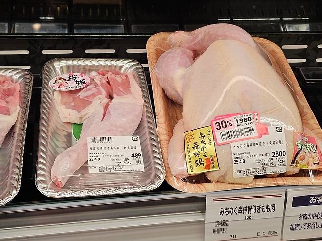 20250407_215002.jpg 싱글벙글 일본 슈퍼마켓 정육점 삼계닭 사이즈 ㄷㄷㄷ.jpg