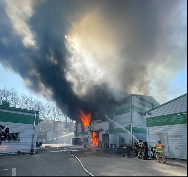 [속보] 안성 페인트공장서 화재…신나 드럼통 폭발로 2명 부상