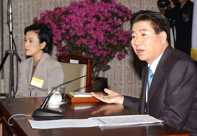 노무현 전 대통령이 2003년 3월9일 오후 정부종합청사에서 전국평검사들과의 대화를 하면서 질문에 답하고 있다. 연합뉴스