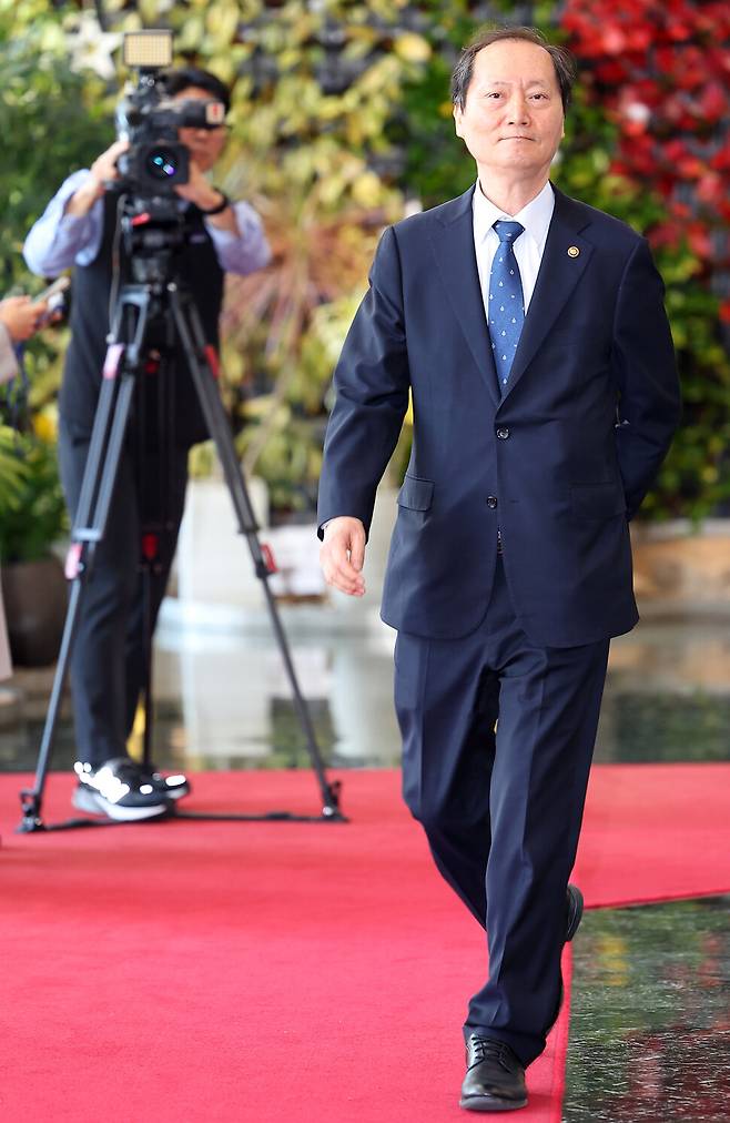 8일 헌법재판관 후보로 지명된 이완규 법제처장이 정부서울청사에서 열린 국무회의를 마친 뒤 청사를 나서고 있다. 연합뉴스