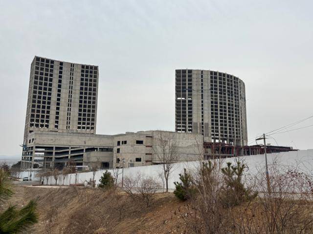 2일 인천 중구 운북동 미단시티 내 카지노 복합리조트 건설 현장에 짓다 만 건물이 흉물로 남아 있다. 이환직 기자