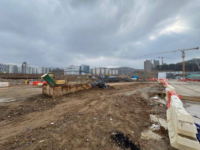 경기 성남시 성남복정1 공공주택지구 C4BL(블록)이 6일 텅 비어 있다. 이 사업장과 인근 C5블록에는 당초 지난달까지 행복주택 700호가 들어설 예정이었으나 최근 사업 기간이 2030년까지 연장됐다. 김민호 기자