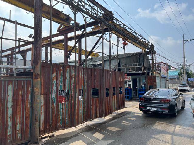 하남교산 공공주택지구는 이주가 상당 부분 진행됐지만 아직 터전을 떠나지 못한 건자재 업체가 영업을 계속하고 있다. 김민호 기자