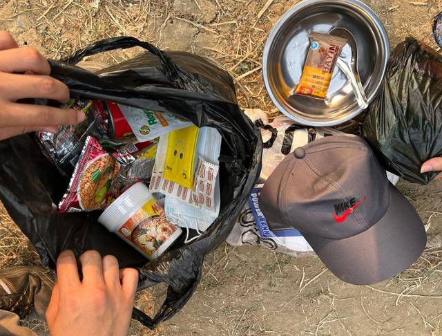 한 미얀마인 자원봉사자가 지진으로 집을 잃은 시민들을 위해 준비한 구호품 봉투. 건면과 과자, 물티슈, 마스크, 통조림, 식기류, 모자, 여성용품 등이 들어있다. 만달레이=허경주 특파원