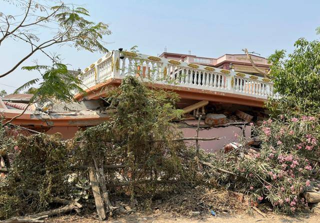 지난 3일 지진 피해를 입은 미얀마 중북부 사가잉의 한 주택이 무너져 내려있다. 사가잉=허경주 특파원