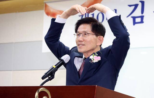 김문수 고용노동부 장관이 8일 세종시 정부세종청사에서 열린 이임식에서 직원들을 향해 감사의 하트를 만들고 있다. 뉴시스