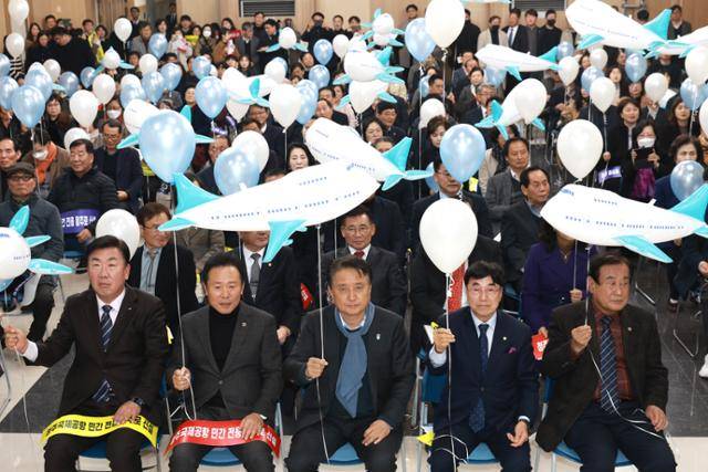 민항기 전용 활주로 건설은 청주공항 활성화를 바라는 충북지역의 최대 현안 사업이다. 충북도내 각계 각층 대표들이 지난 2023년 12월 '청주공항활성화 민관정공동위원회' 출범식에서 활주로 신설을 기원하는 뜻을 담아 점보 여객기 모형의 풍선을 날리고 있다. 충북도 제공
