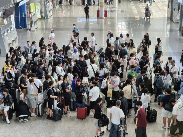 승객들로 발디딜 틈이 없는 청주국제공항 여객청사. 청주공항은 해마다 항공수요가 폭증하고 있어 민항기 전용 활주로 건설이 시급하다는 여론이 팽배하다. 한덕동 기자