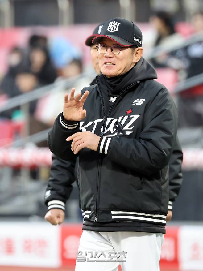 2일 오후 수원 KT위즈파크에서 열린 2025 프로야구 LG 와 KT 경기. KT 이강철 감독이 1회 LG 오스틴 타석때 피치클락 관련항의 하고있다. 수원=정시종 기자 capa@edaily.co.kr /2025.04.02.
