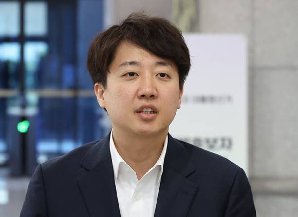 개혁신당 대선 후보인 이준석 의원이 8일 경기도 과천 중앙선거관리위원회에 제21대 대통령선거 예비후보 후보 등록을 마친 뒤 인터뷰하고 있다 [사진=연합뉴스]