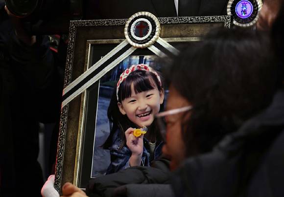 학교에서 교사에게 살해된 8살 김하늘 양이 지난 2월 14일 영면에 들어갔다. 하늘이 영정 사진을 앞세운 유가족들이 빈소를 나서고 있다. [사진=연합뉴스]