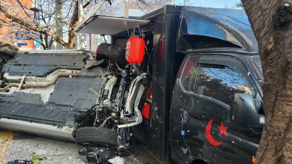 8일 오후 부산 수영구 광안동에서 벤츠 차량이 보행자 2명과 푸드트럭을 들이받아 4명의 사상자가 발생했다. 사진은 사고 현장. [사진=부산소방재난본부]