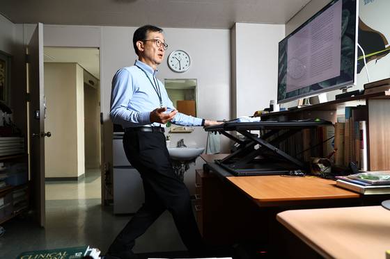 연구실에서 워킹패드 위를 걷고 있는 김성윤 교수. 김종호 기자