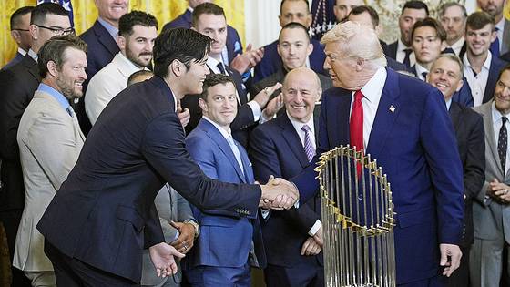 도널드 트럼프 대통령이 7일(현지시간) 전년도 우승팀 자격으로 백악관을 방문한 LA다저스 선수단의 오타니 쇼헤이와 악수하고 있다. UPI=연합뉴스