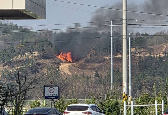 8일 오후 경북 구미시 옥성면 초곡리 일대에서 산불이 발생했다.   산림 당국은 진화 헬기 12대와 인력 66명 등을 투입해 불을 끄고 있다. 연합뉴스