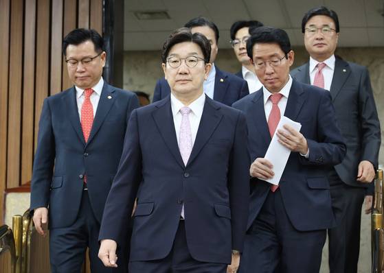 국민의힘 권성동 원내대표(가운데)가 8일 국회에서 열린 원내대책회의에 입장하고 있다. 연합뉴스