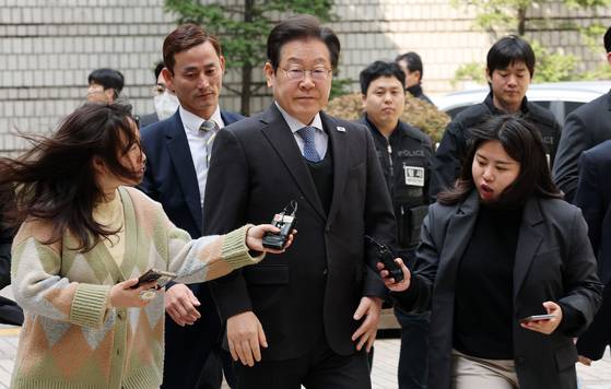 이재명 더불어민주당 대표가 8일 서울 서초구 중앙지법에서 열린 대장동 배임 및 성남FC 뇌물 의혹 1심 속행 공판에 출석하고 있다. 뉴스1