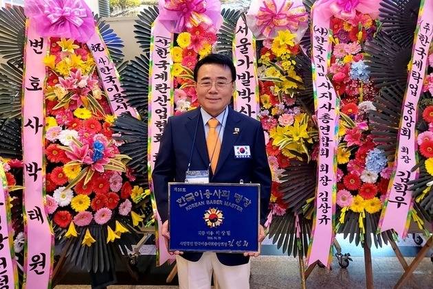 ▲ 속초에서 바버샵을 운영하고 있는 이상범씨가 8일 열린 서울 공군회관에서 열린 2025년도 한국 이용 명장 시상식에서 명장에 선정돼 인증패를 받았다.