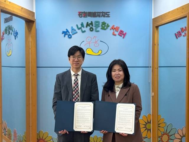 ▲ 인구보건복지협회 강원지회(회장 장시택)와 강원도청소년성문화센터(센터장 김미연)는 8일 센터에서 업무협약을 체결, 청소년복지시설 종사자 대상 성피임교육·성건강 정보교류 및 사례의뢰 등을 함께 해나가기로 했다.
