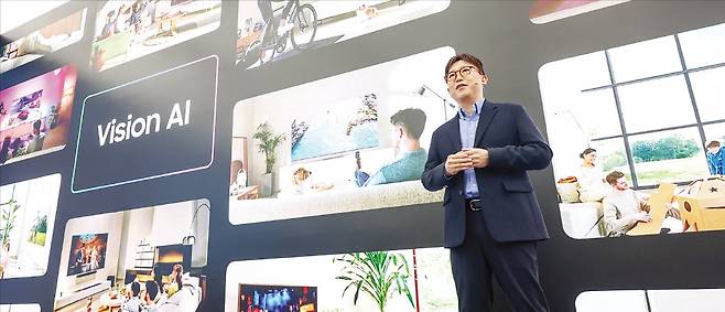 용석우 삼성전자 영상디스플레이사업부장(사장)이 7일 서울 서초동 삼성 강남에서 연 ‘언박스&디스커버 2025’ 행사에서 올해 인공지능(AI) TV 신제품을 소개하고 있다.  삼성전자 제공