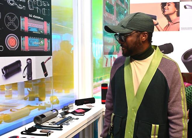 윌아이엠이 지난 7일 오후 서울 영등포구 그라운드220에서 엑스붐 신제품을 둘러보고 있다. 사진=LG전자 제공