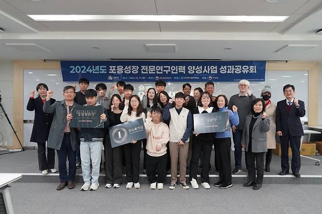 20대 시각장애 학생(앞줄 왼쪽 두번째)은 지난해 과학기술인력개발원(KIRD)의 포용성장지원사업에 선발되어 한국전자통신연구원(ETRI) 울산분원에서 인턴으로 근무하는 기회를 얻었다. 이 학생은 이를 발판으로 자신의 눈은 물론 타인의 눈이 되어줄 보행 보조 솔루션 개발에 열정을 쏟고 있다.