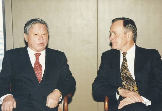 1996년 1월 최종현 SK그룹 선대회장이 서울 용산구 그랜드하얏트 호텔에서 조지 H. W. 부시 전 미국대통령과 만나 환담하는 모습. 사진=SK