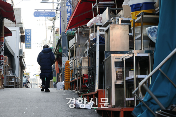 지난해 12월 서울 중구 황학동 주방거리에 주방 물품이 쌓여 있다. 한수빈 기자