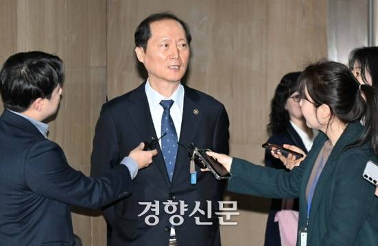 8일 헌법재판관 후보자로 지명된 이완규 법제처장이 서울 정부서울청사에서 열린 국무회의에 참석한 후 청사를 나서면서 기자들의 질문에 답하고 있다. 대통령실사진기자단