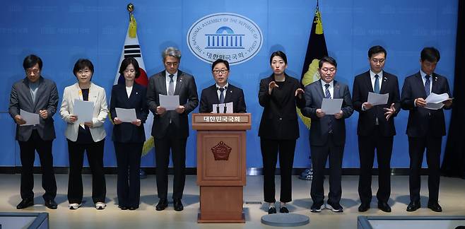 국회 법제사법위원회 소속 더불어민주당과 조국혁신당 의원들이 8일 국회에서 기자회견을 하고  한덕수 대통령 권한대행 겸 국무총리의 헌법재판관 지명 철회를 촉구하고 있다. 성동훈 기자