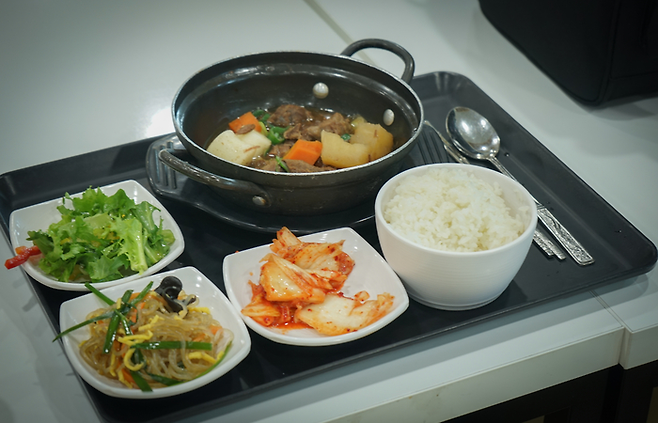 ‘한우투쁠순살갈비찜’이 포함된 4500원 학식 메뉴. [사진 = 한양대학교]