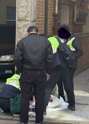 쓰레드에 올라온 사진. 사진 속 인물들이 쓰레기 봉투를 뒤지고 있다. [사진 출처 = 쓰레드]