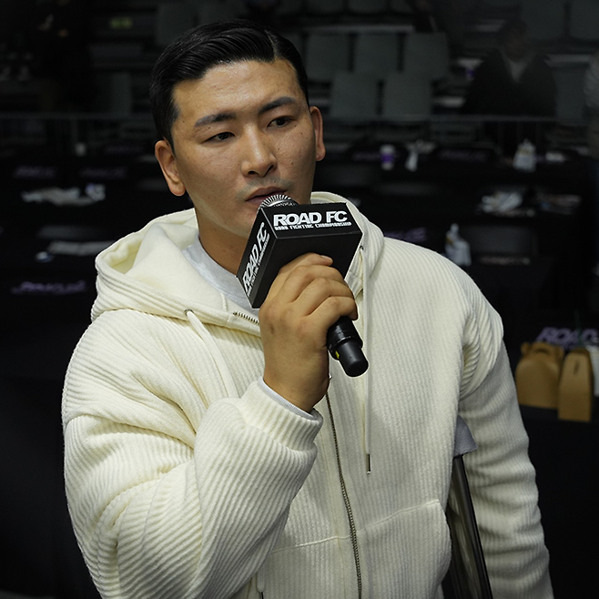 초대 로드FC 헤비급 챔피언 김태인이 2025년 3월 무릎 인대 파열로 인한 타이틀 1차 방어전 불참을 서울특별시 장충체육관 관중 및 도전자 세키노 다이세이에게 사과하고 있다. 사진=세계격투스포츠협회