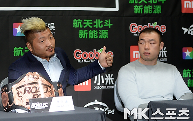 제2대 로드FC 라이트급 챔피언 권아솔이 2016년 5월 기자회견에서 “이둘희의 연극은 정말 최고입니다”라며 엄지를 세우고 있다. 사진=MK스포츠DB